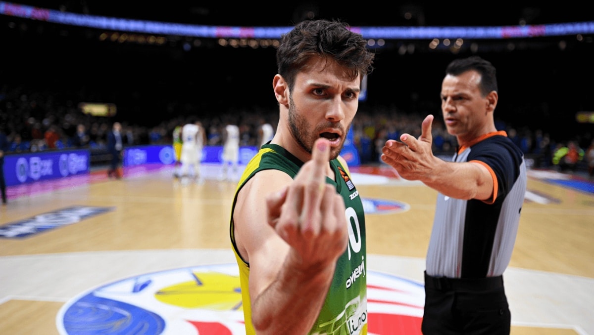 Alessandro Gassmann svela: "Il dito medio sul campo da basket? La verità è un'altra"