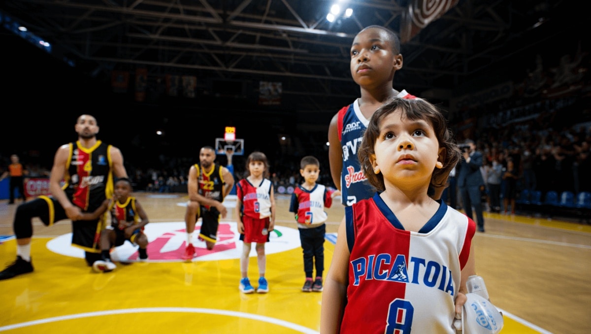 Pistoia Basket e Sebastiani Rieti, quando lo sport combatte la violenza: i bambini in campo per trasformare una ferita in un messaggio