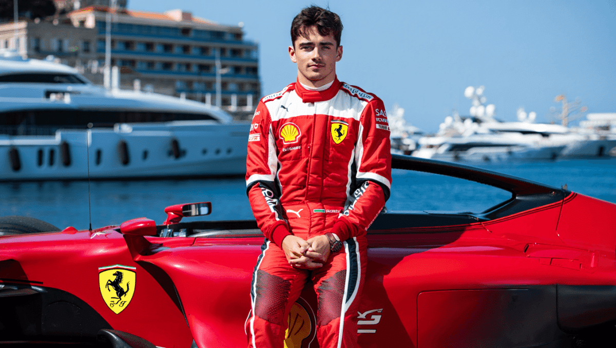 F1, Leclerc (Ferrari) presenta la nuova tuta per il GP Monaco 2026