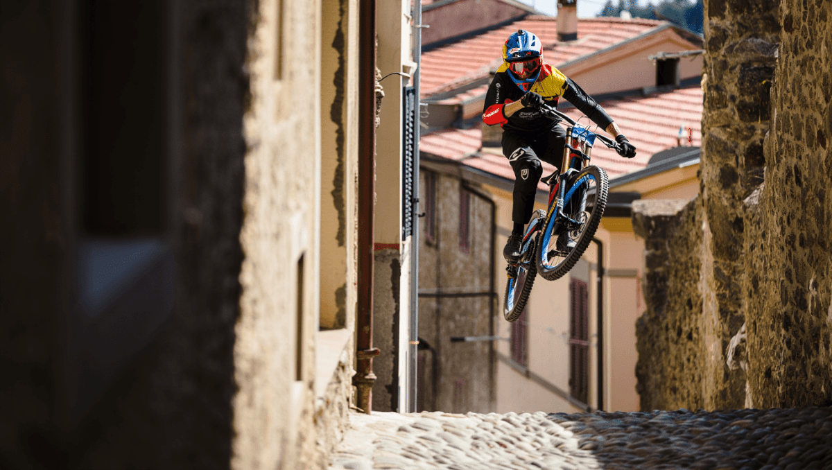 Genova capitale dell’urban downhill: torna per il terzo anno il Red Bull Cerro Abajo