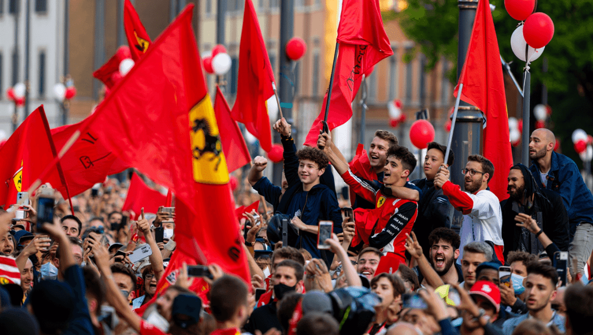 F1, Leclerc vince il Gp di Silverston: bandiere issate a Maranello. VIDEO