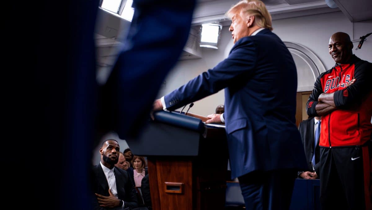 L'attacco di Trump a LeBron James: "Forse è razzista, il migliore è Michael Jordan"