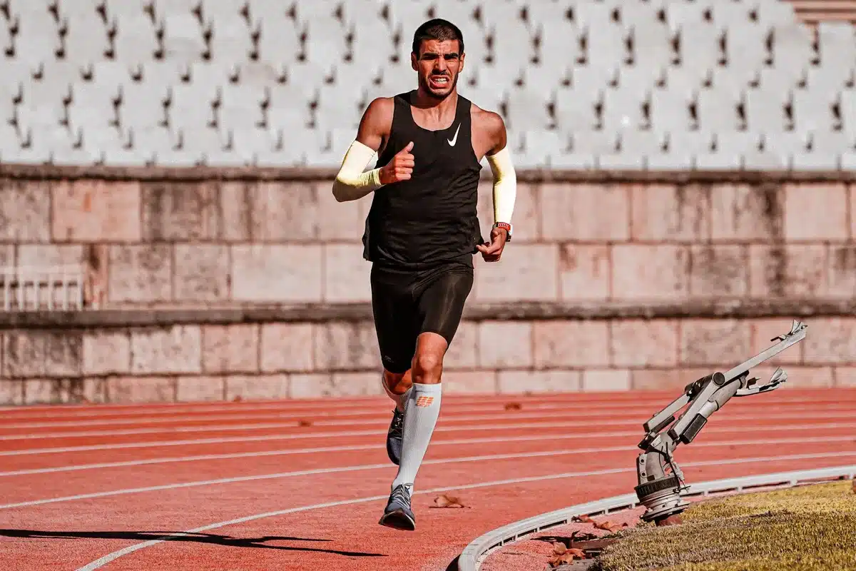 Atleta durante sessione di allenamento con focus su percezione spaziale e consapevolezza corporea