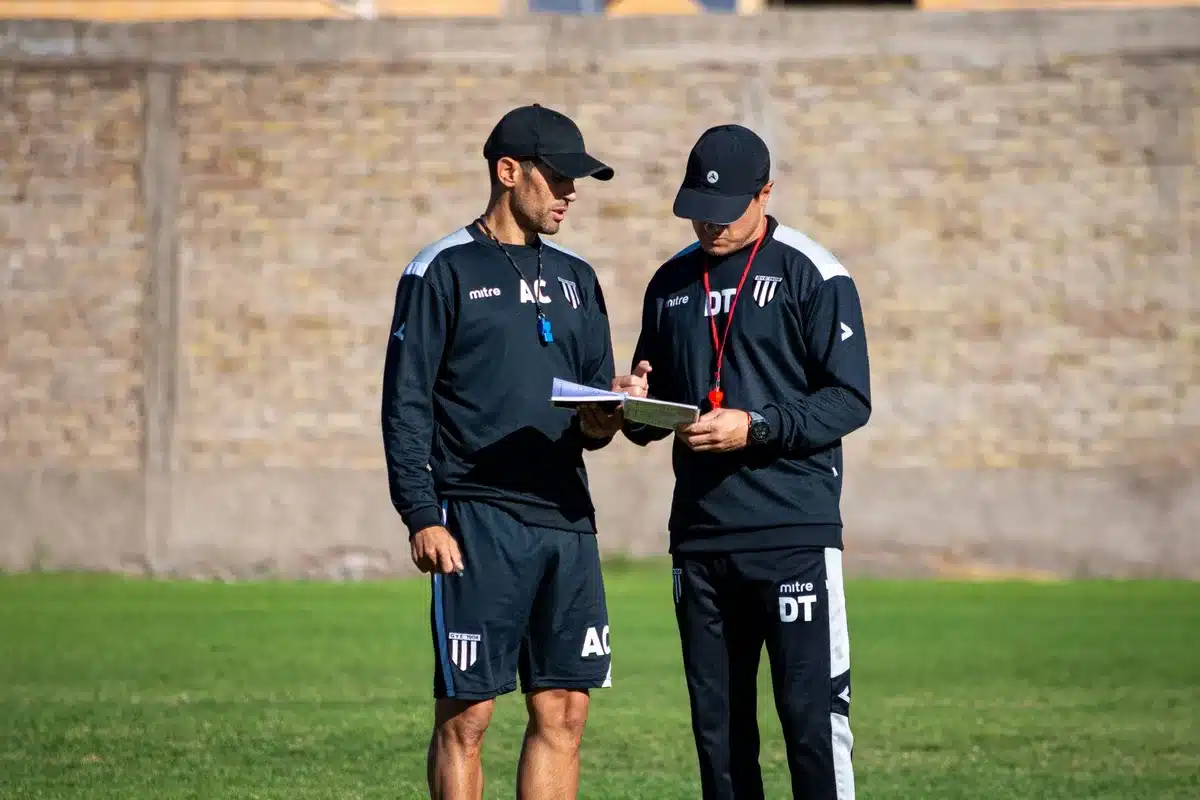 Allenamento tattico con squadra in formazione compatta