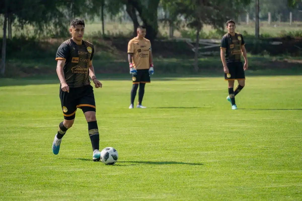 Centrocampisti durante allenamento di squadra