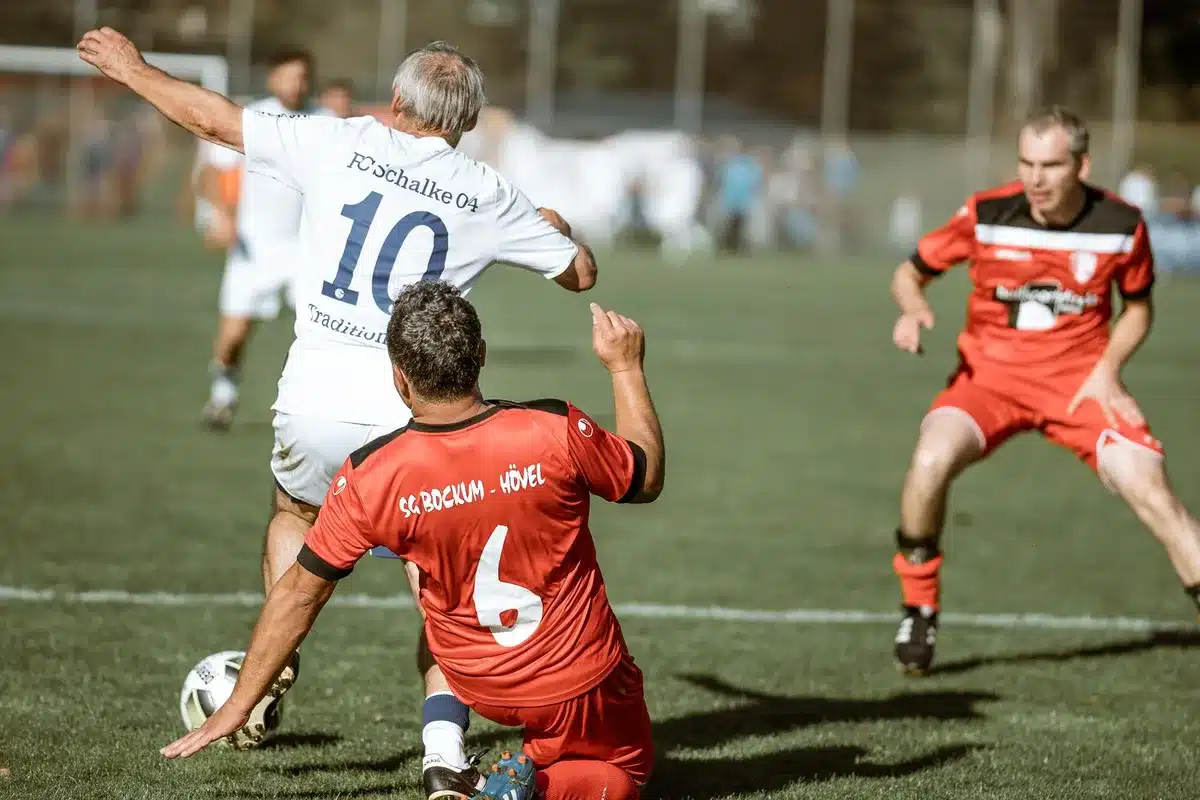 Giocatori in azione durante una partita, pressione difensiva e marcatura stretta