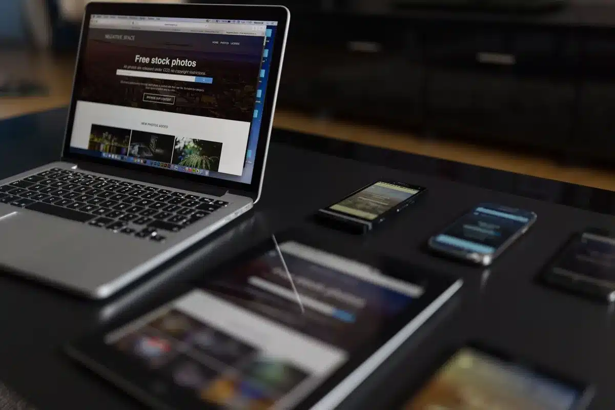 Layout responsivo di un player video su smartphone, tablet e desktop