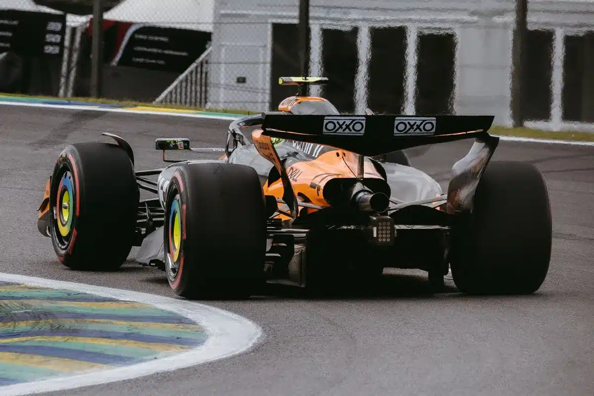 Monoposto di Formula 1 che affronta una curva veloce su pista bagnata con cielo nuvoloso