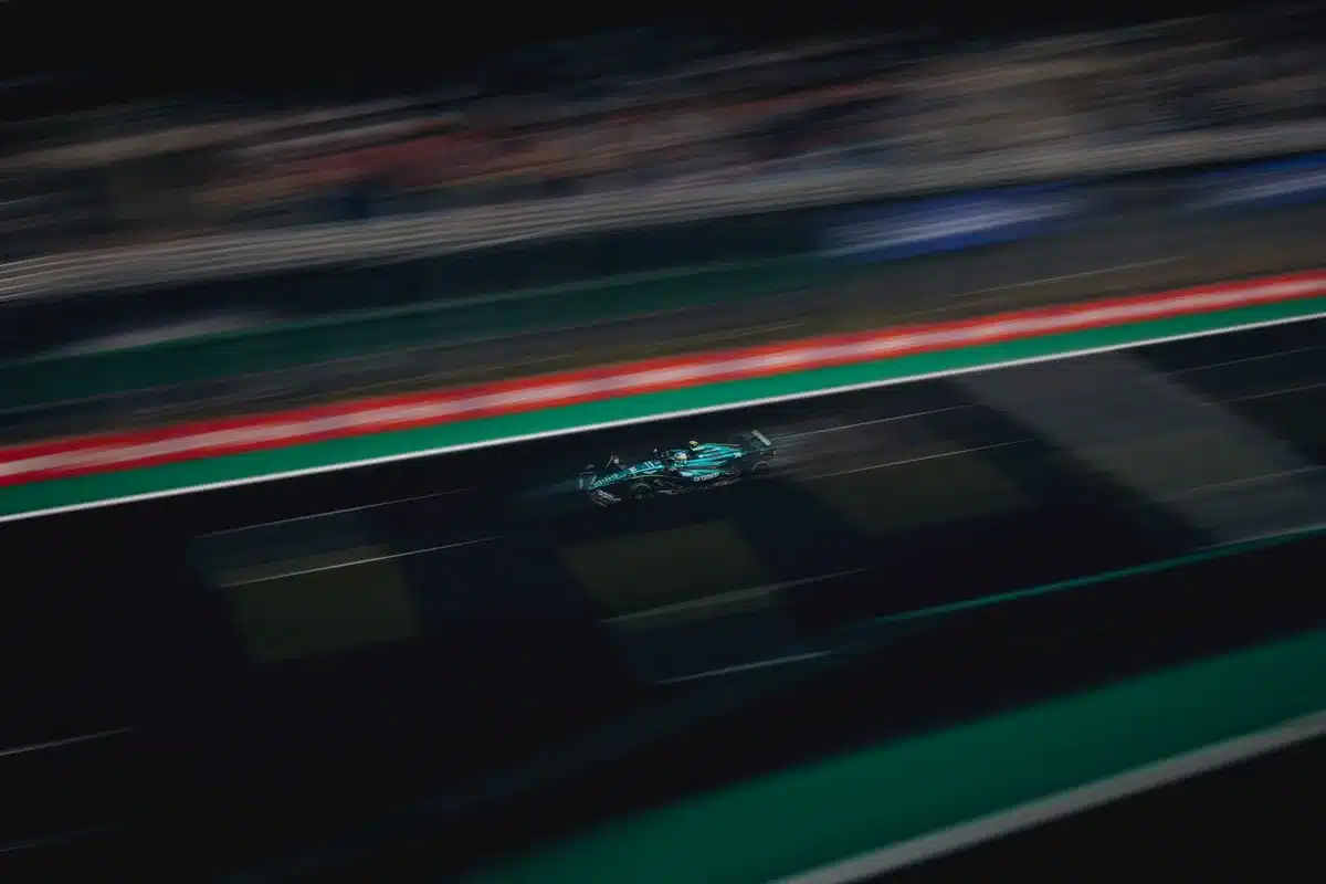 Monoposto di Formula 1 in curva su circuito di gara ad alta velocità