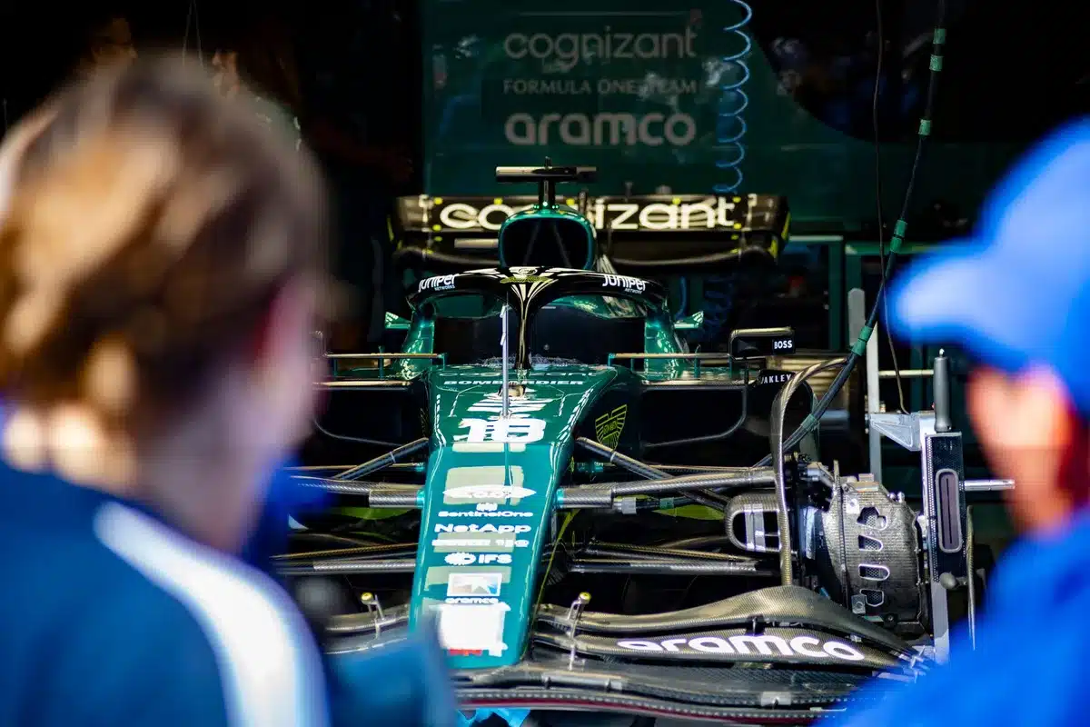 Meccanici della Formula 1 lavorano sul setup dell'auto in pit garage durante le prove libere