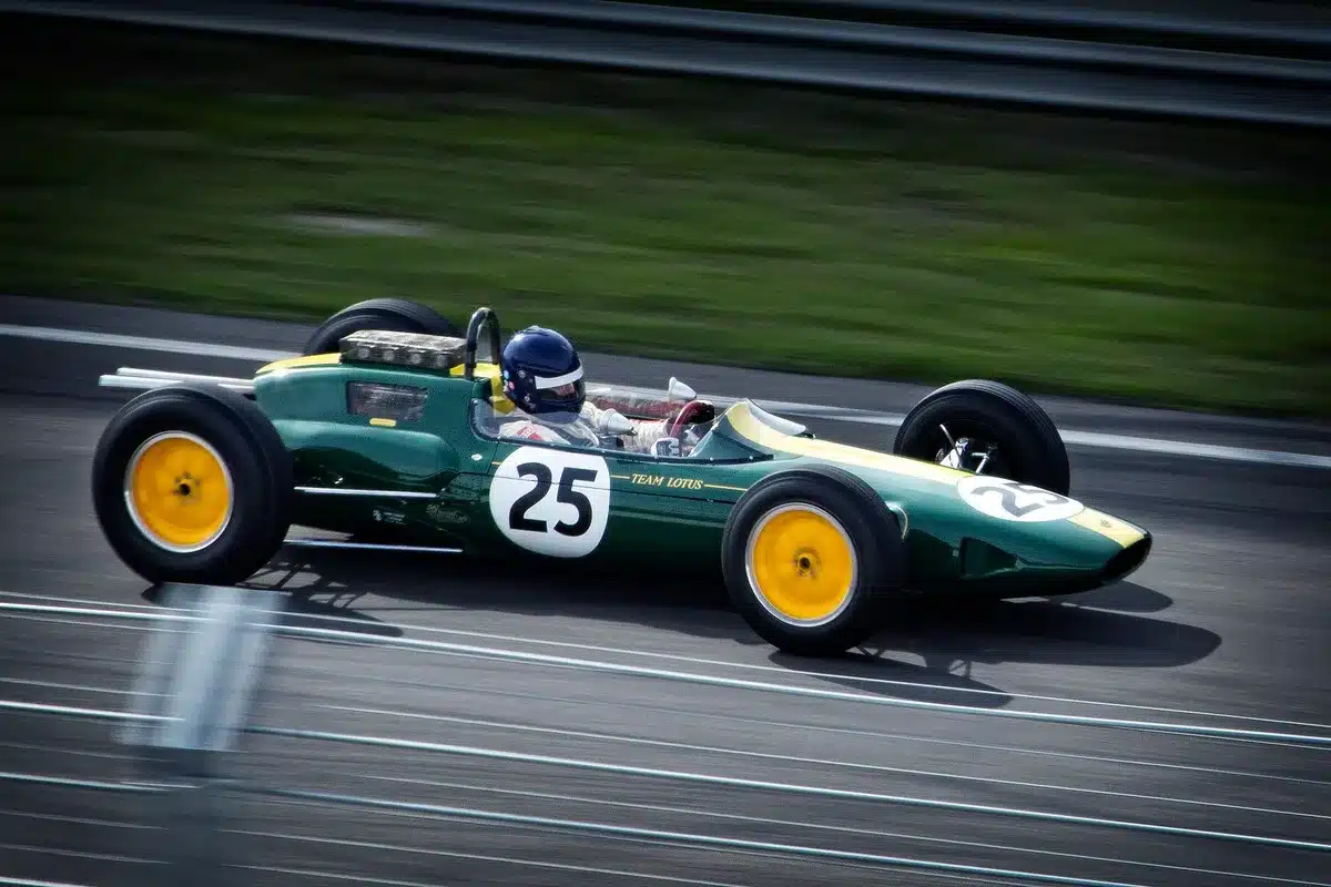 Pilota di Formula 1 concentrato durante una sessione di prove libere al volante