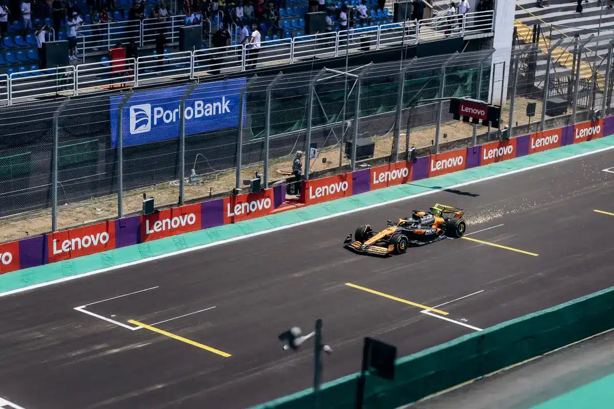 Auto di Formula 1 in curva ad alta velocità su circuito cittadino con barriere di sicurezza