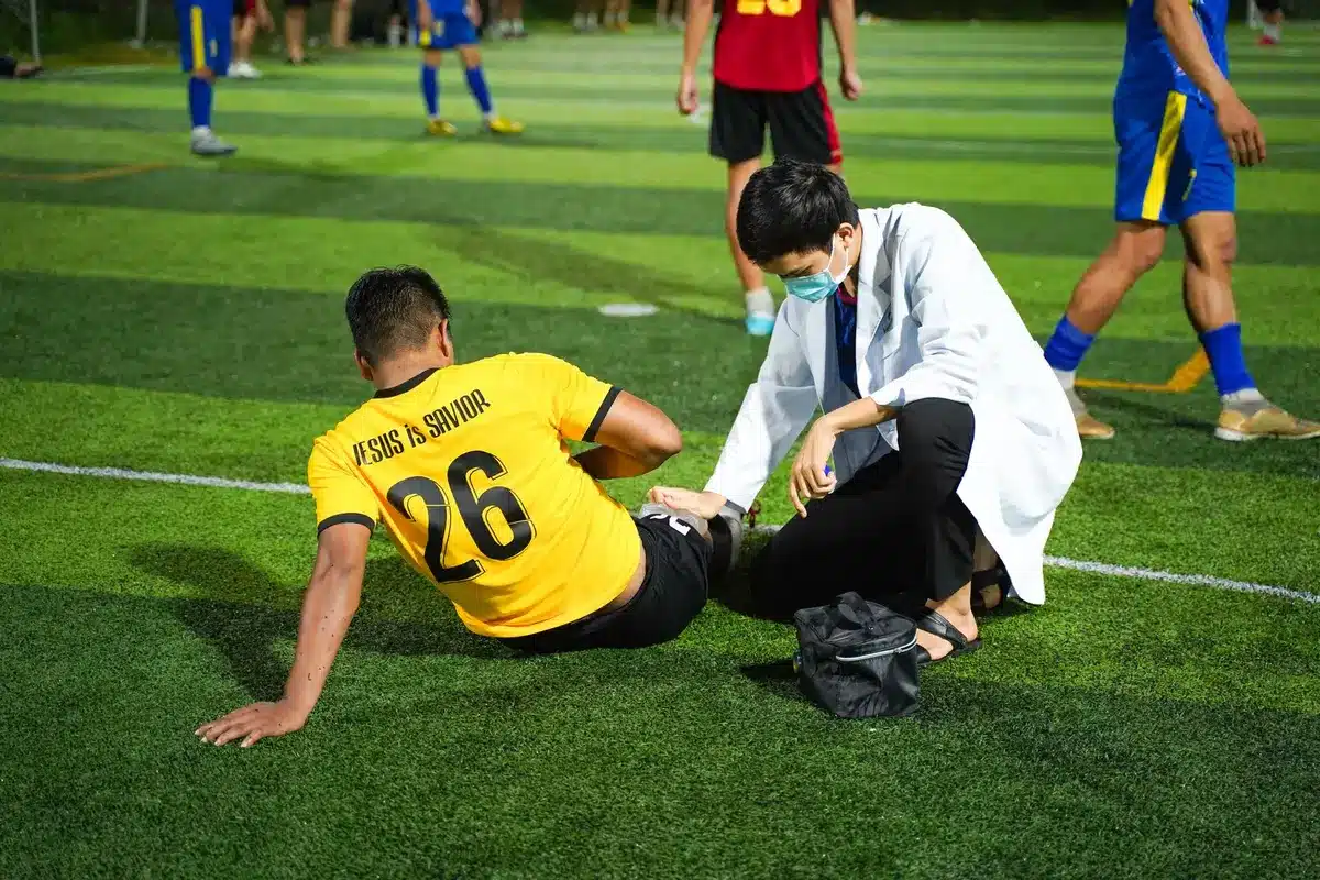 Visita medica di un calciatore con medico specialista durante i controlli pre-firma