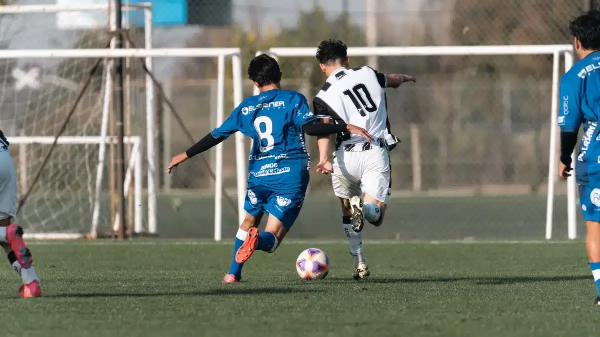 Centrocampista in azione durante l'allenamento, dimostra intensità e dinamismo a centrocampo