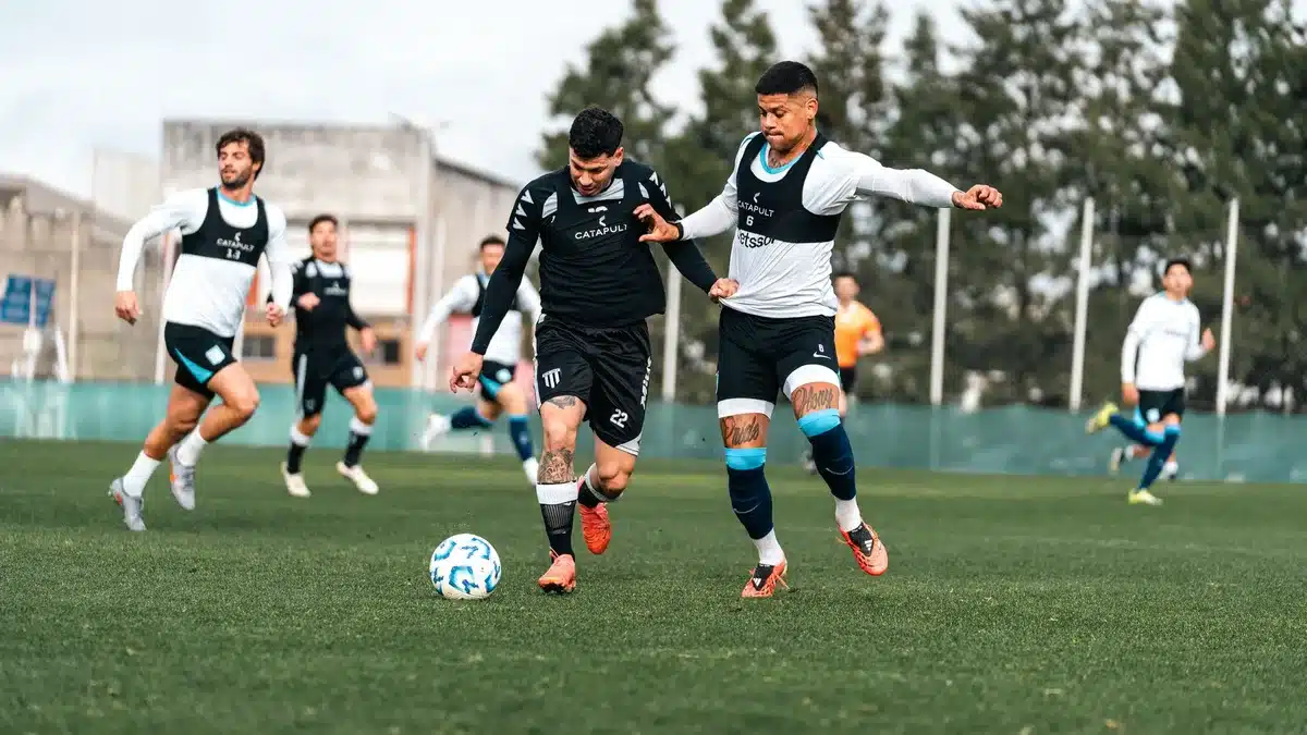 Squadra di calcio riunita durante una sessione tattica di allenamento