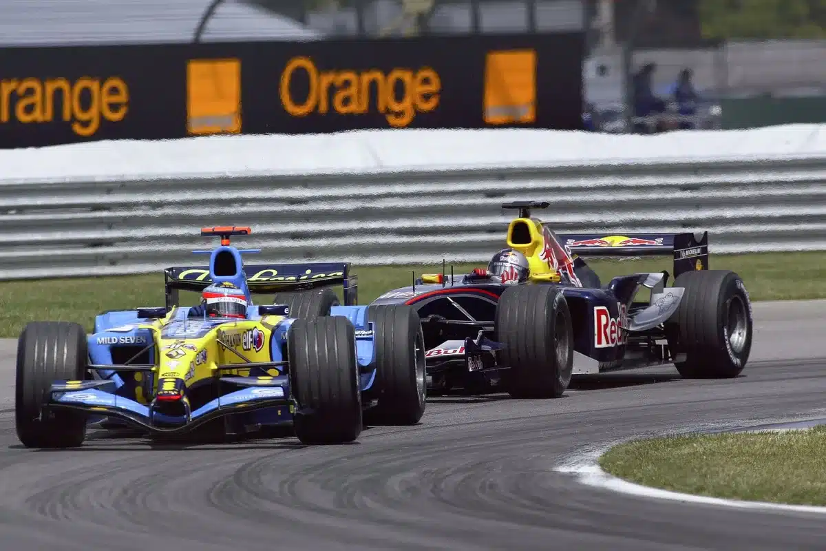 Una monoposto di Formula 1 effettua un sorpasso in curva durante una gara su circuito.