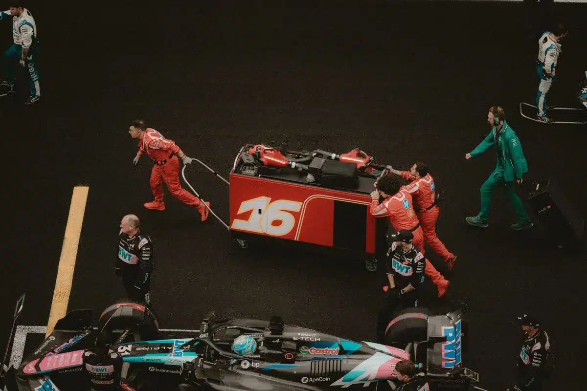 Cambio gomme durante una sosta in pit lane, momento cruciale della strategia di gara.