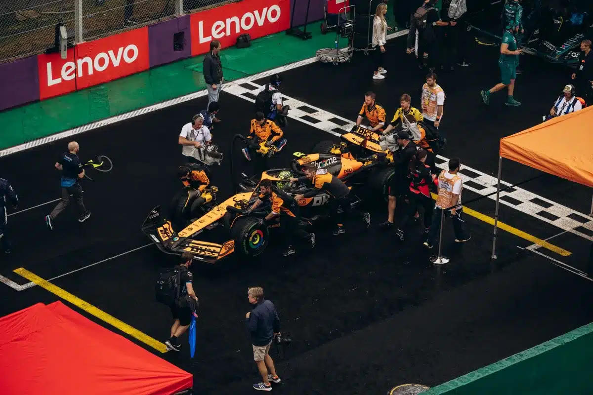 Ingegneri di Formula 1 analizzano dati di strategia durante una sosta ai box