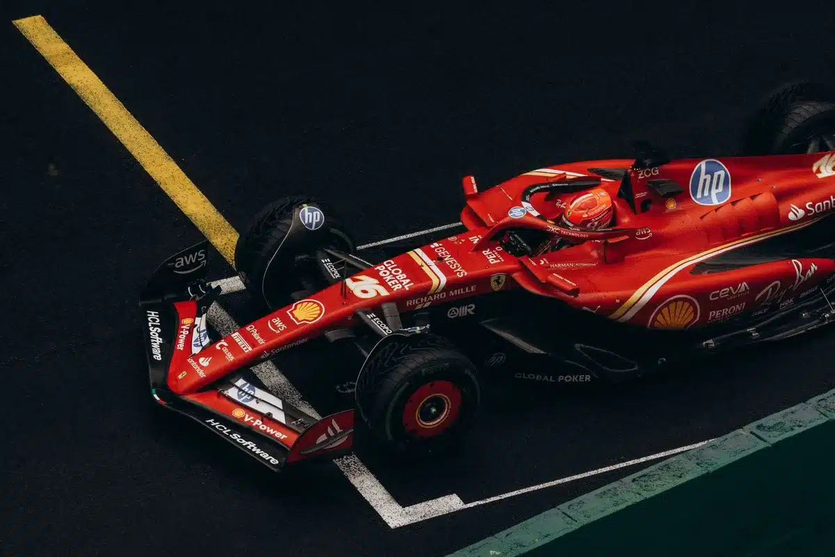 Pilota di Formula 1 in discussione con il team nel paddock dopo la gara