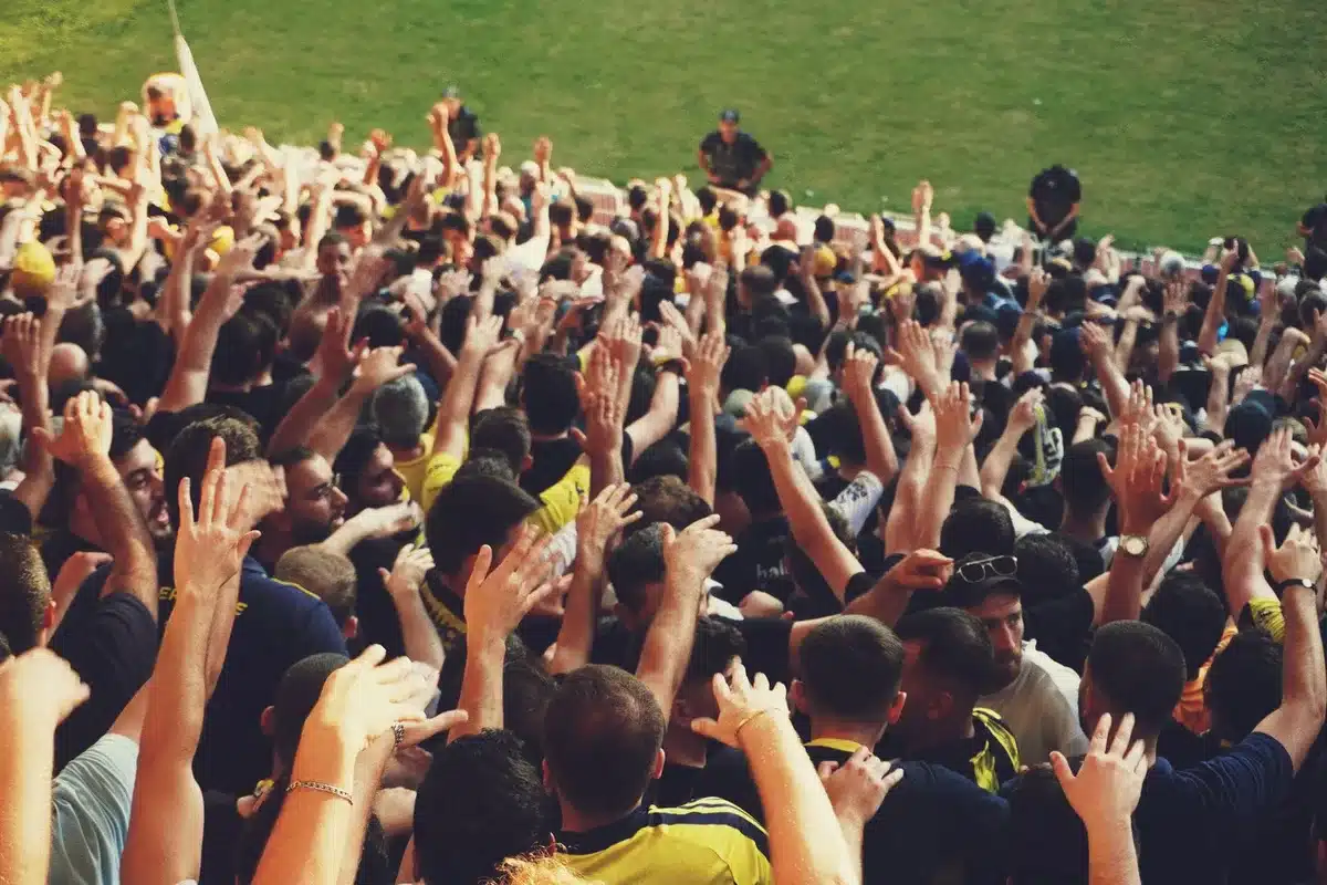 Tifosi dello stadio che incitano la squadra con entusiasmo