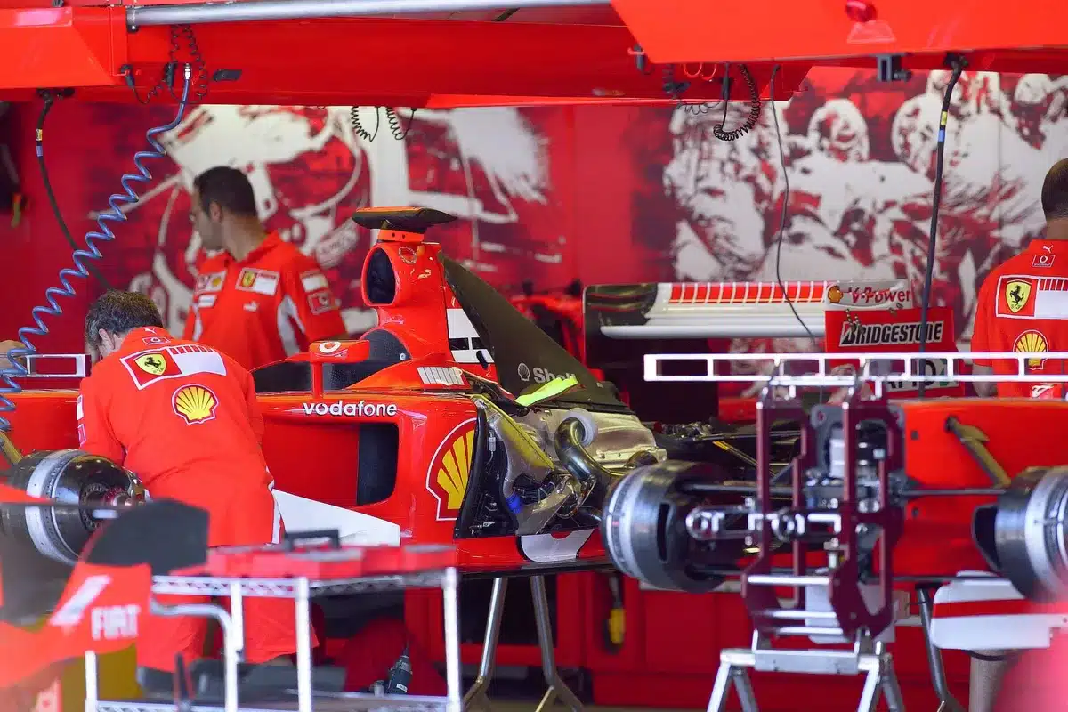 Motore e componenti tecnici di una monoposto di Formula 1 durante lo sviluppo
