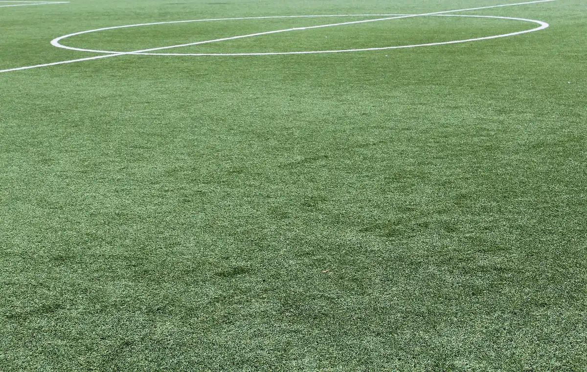 Allenamento tattico di un centrocampista durante una sessione di calcio