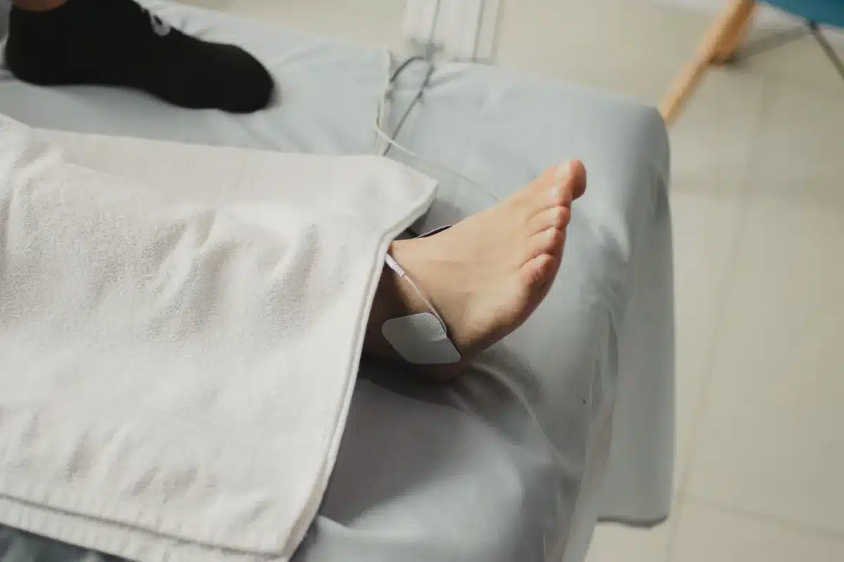 Seduta di riabilitazione e fisioterapia per infortunio al piede