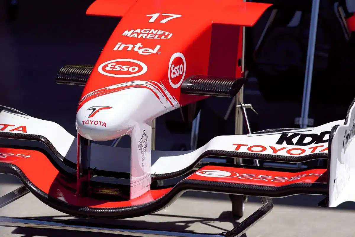 Meccanici di F1 al lavoro su assetto e sospensioni della monoposto