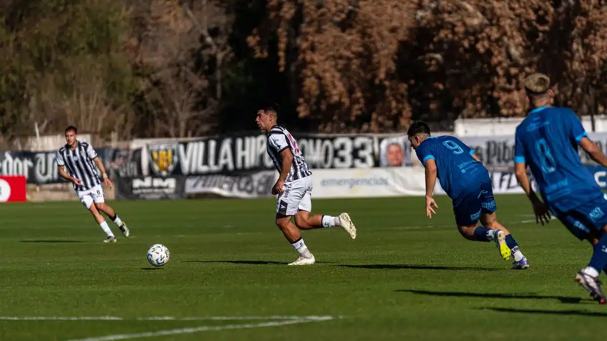 Esterno offensivo in azione durante una partita di calcio, in corsa verso l'area avversaria