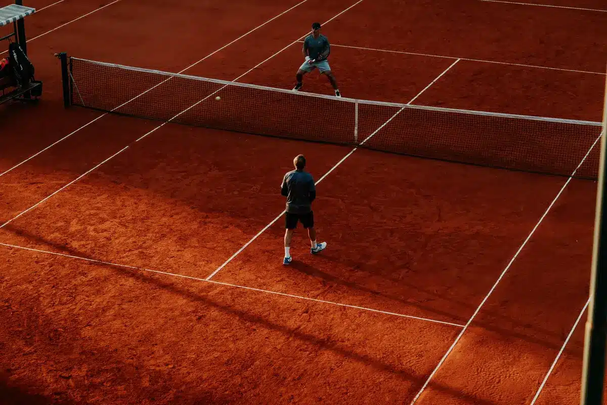 Due tennisti durante una finale, concentrati e determinati