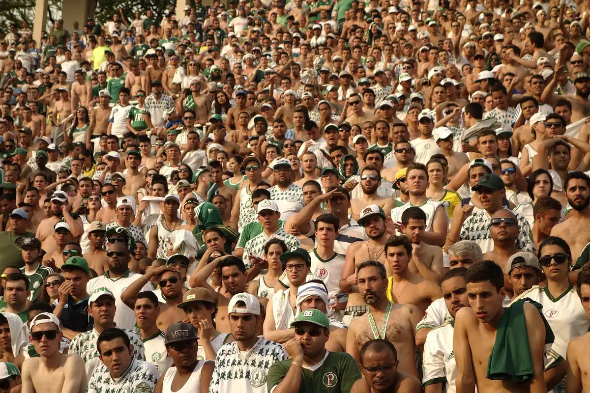 Curva con tifosi che fischiano e alcuni applausi al Dall'Ara