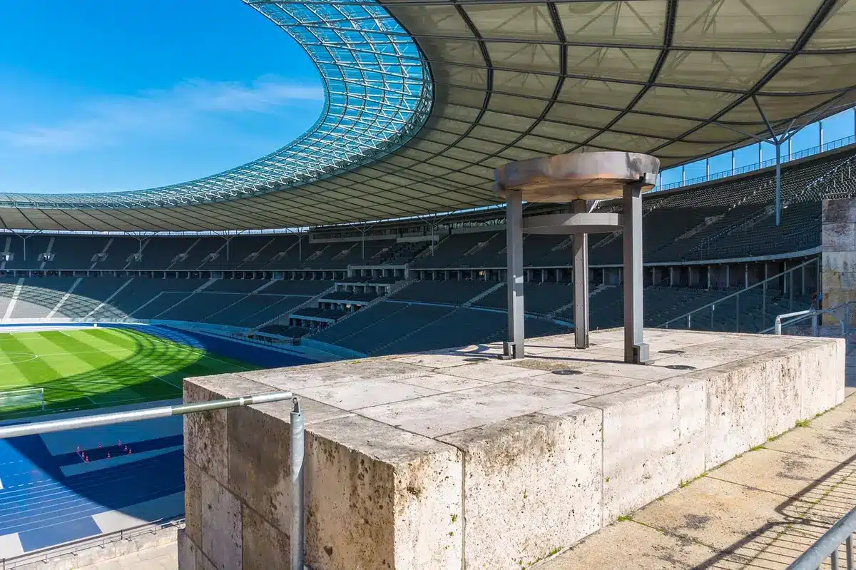 Panoramica dello stadio con il tabellone che segna la vittoria ospite