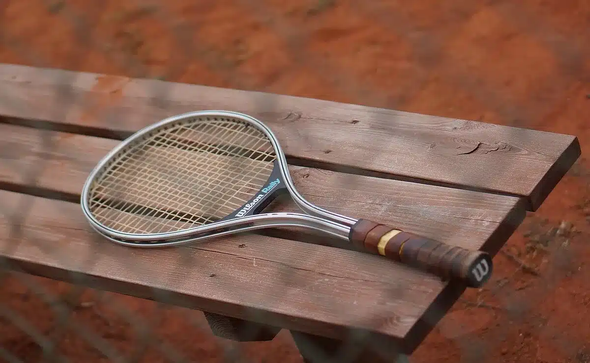Scambio prolungato in un match di tennis con giocatori in azione