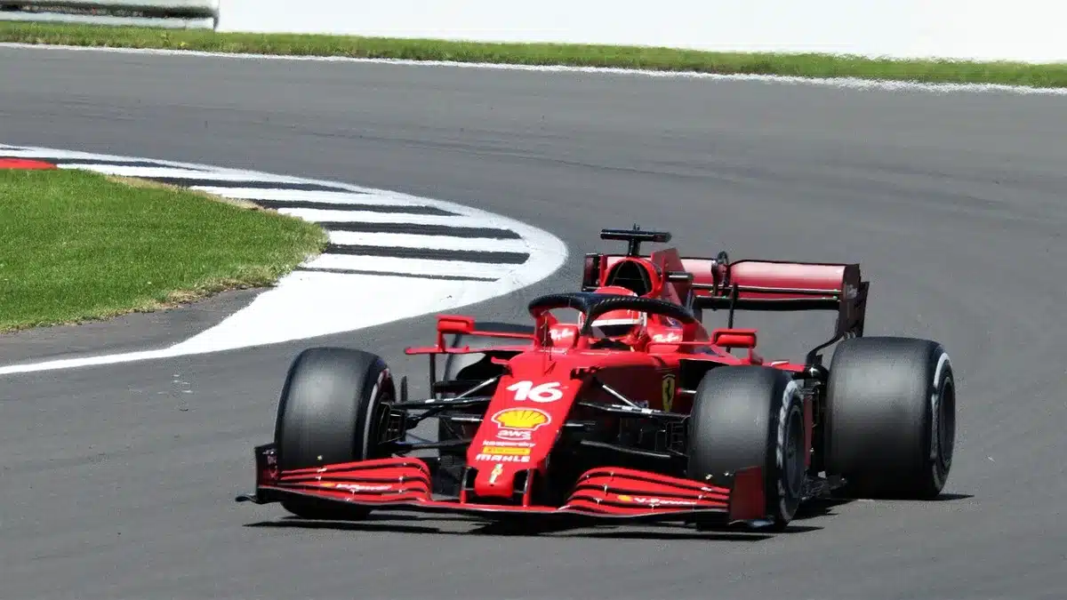 Monoposto in pit lane con meccanici anonimi al lavoro prima della gara