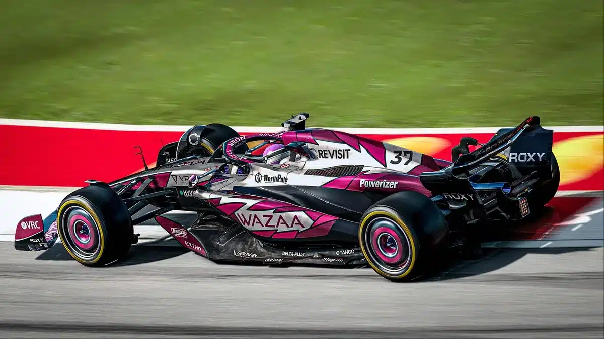 Monoposto di Formula 1 in curva veloce con sollecitazioni aerodinamiche evidenti durante una sessione in pista.