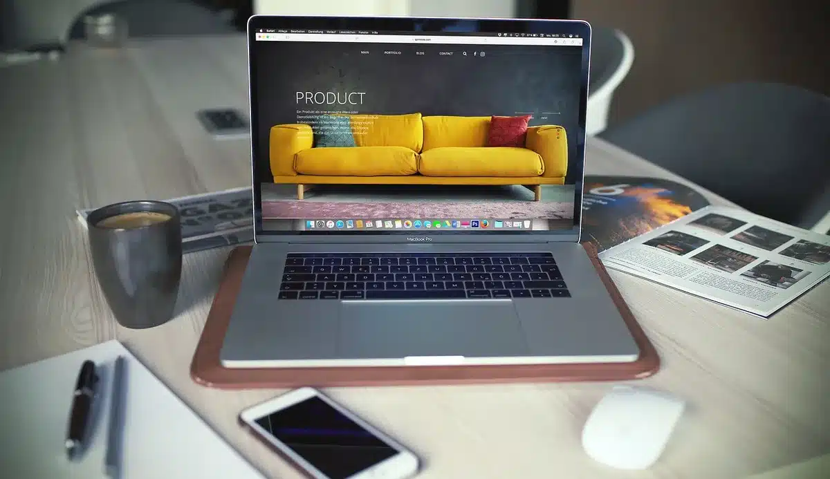 Persona che aggiorna una pagina web sul laptop per risolvere problemi video