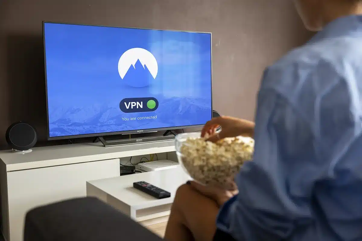 Diagramma stilizzato di una CDN con server distribuiti per lo streaming video