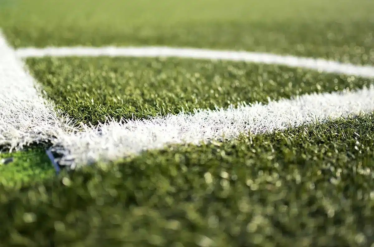 Difensore calcistico durante l'allenamento tattico in campo