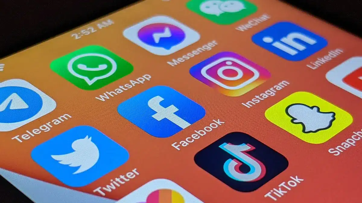 Persone che usano smartphone per commentare sui social