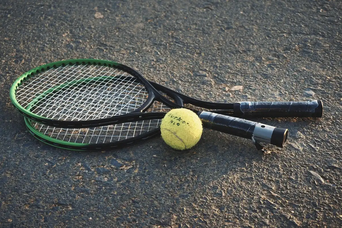 Ex professionista che osserva e consiglia durante una partita di padel