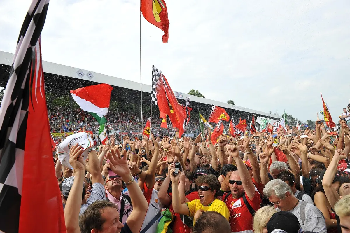 Circuito di Monza con tifosi sugli spalti durante il Gran Premio