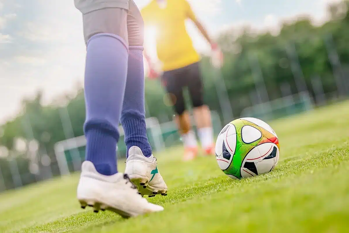 Portiere e difensori durante una seduta di allenamento tattico
