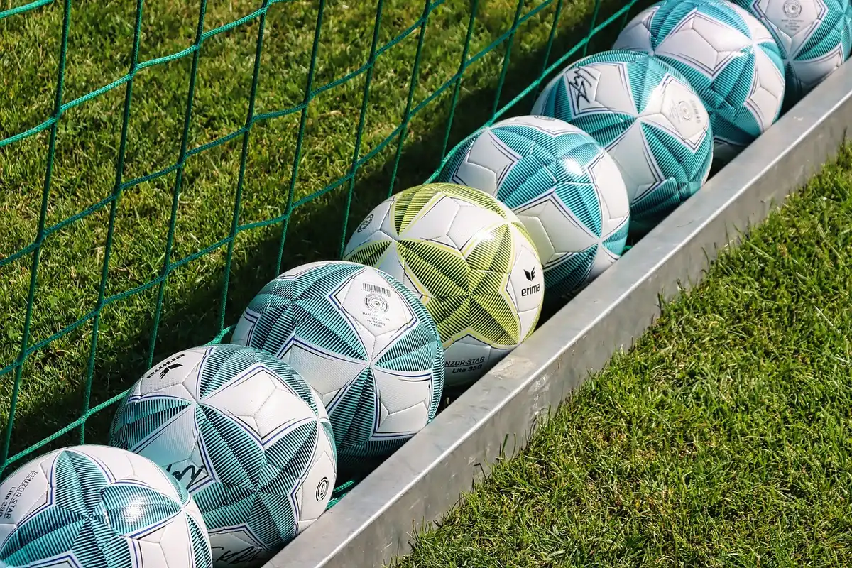 Seduta di allenamento con giocatori anonimi che eseguono esercizi sul campo di Bogliasco