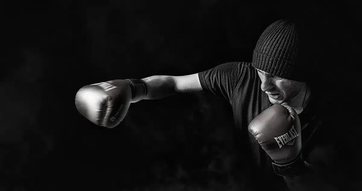 Istruttore che prepara attrezzature per discipline adattate e partecipanti anonimi