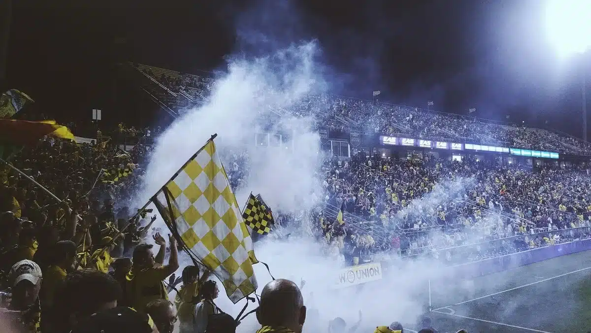 Tifosi di basket entusiasti in uno stadio durante una partita