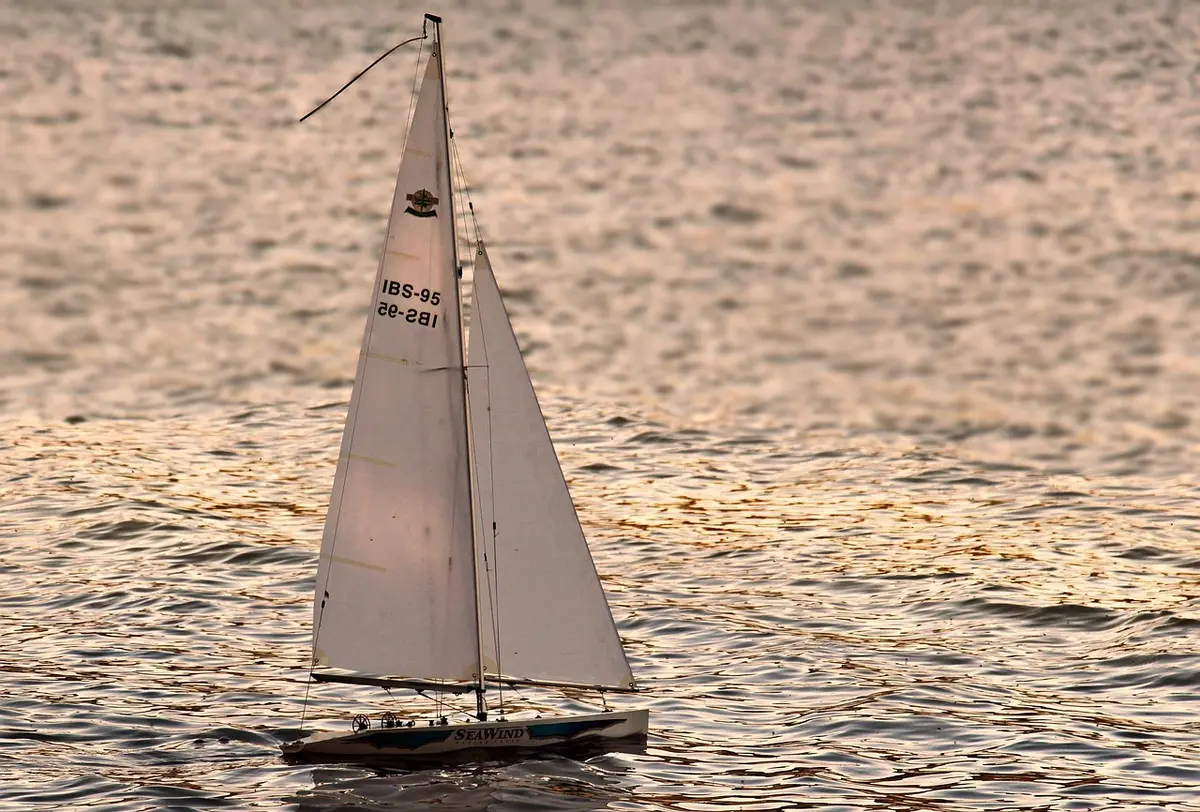 Restauro di un'imbarcazione classica in legno nel cantiere navale