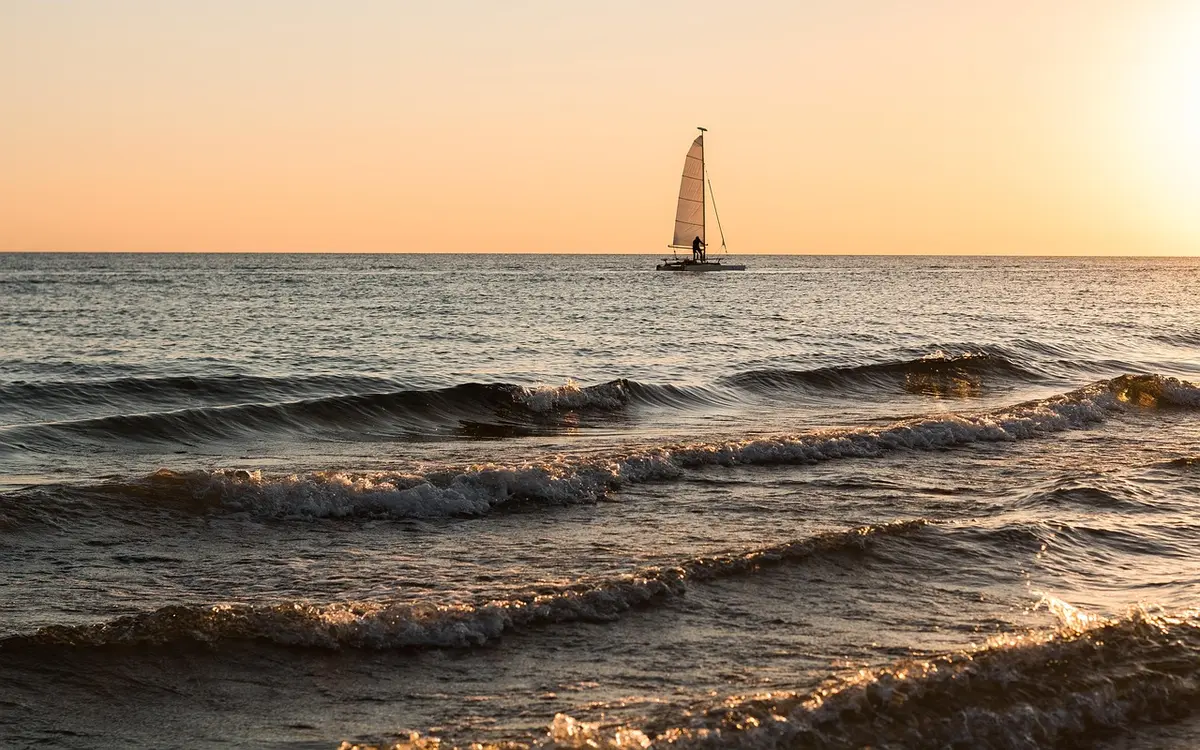 Vele d'epoca con vele bianche spiegate nel Mediterraneo durante una regata