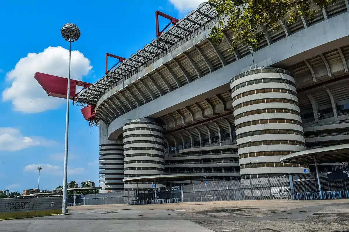 Cantiere di costruzione di uno stadio moderno con impalcature e strutture in acciaio