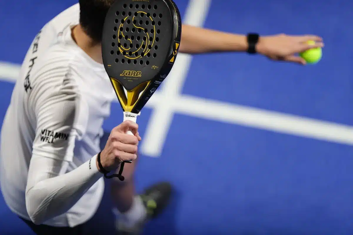 Scambio intenso durante una partita di tennis con due giocatori in campo