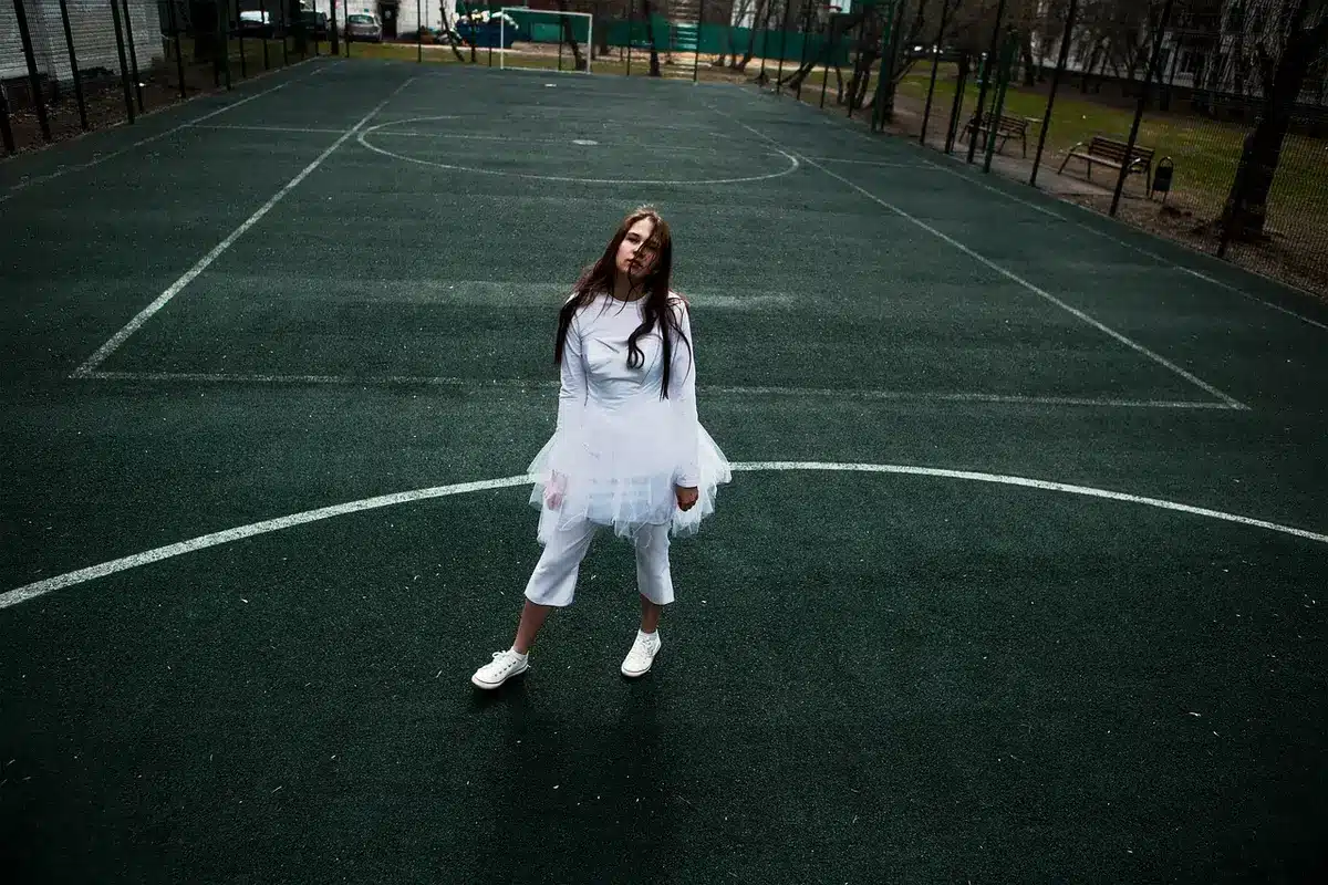 Due giocatori silhouette in uno scambio lungo su un campo da tennis